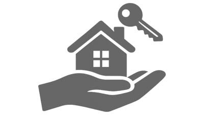 Immobilie kaufen – Haus in Hand mit Schlüssel Icon: Haus in einer Hand mit Schlüssel für Kauf einer Immobilie
